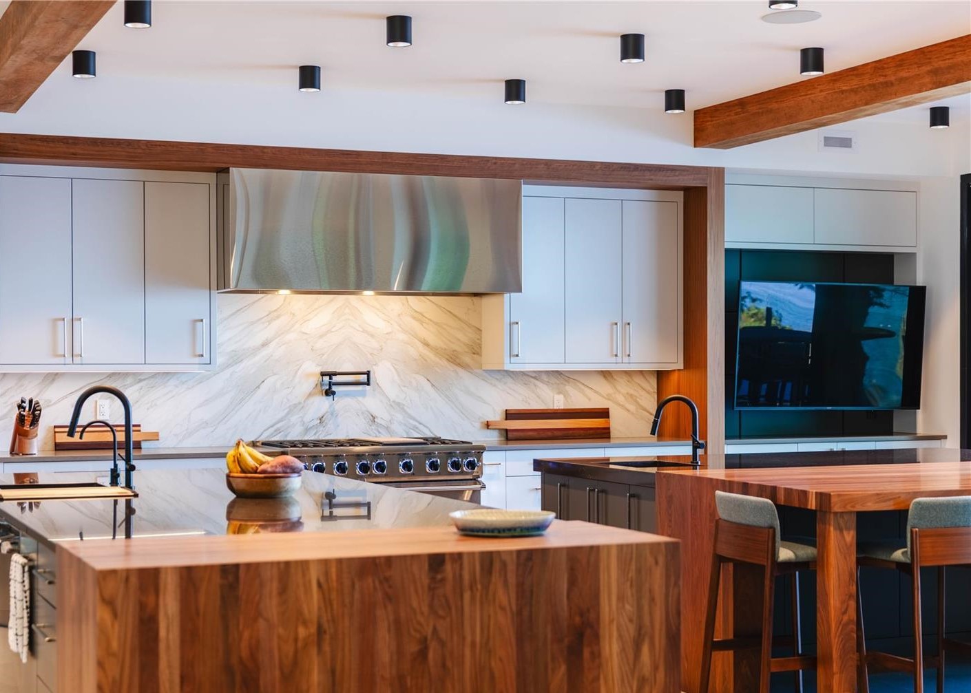 Architectural lighting in a Wenner-integrated kitchen — Saanich Seaside